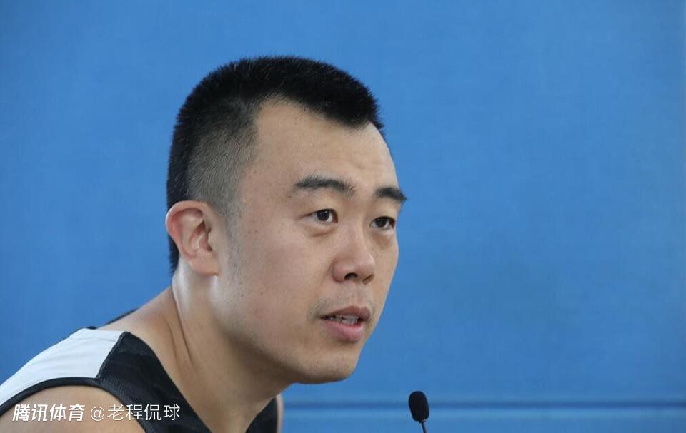 说话间，一位年轻的万龙殿将士，手持着一部特殊定制的移动电话，迈步来到047号身前，将移动电话递给了他。
